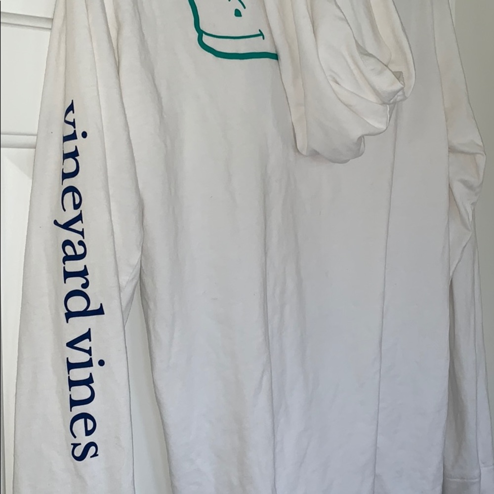 Unisex Vineyard Vines hoodie t-shirt, never worn